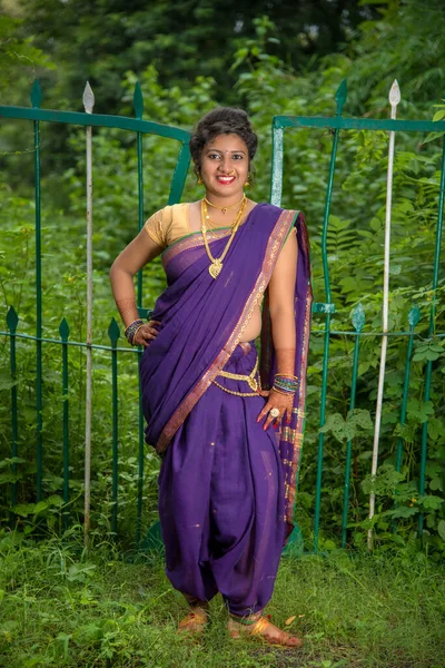 Belle Jeune Fille Indienne Saree Traditionnelle Posant Plein Air — Photo