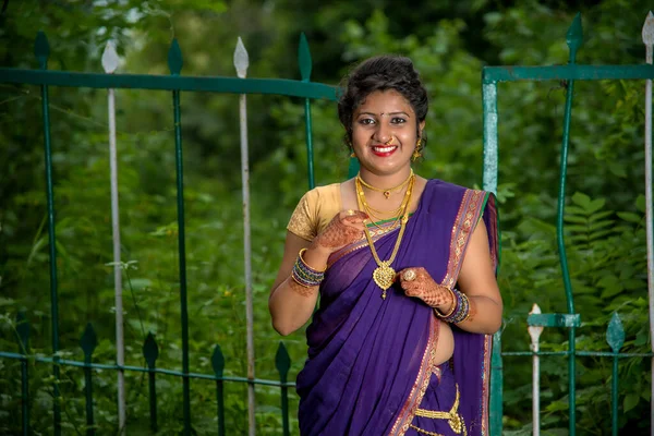 Belle Jeune Fille Indienne Saree Traditionnelle Posant Plein Air — Photo