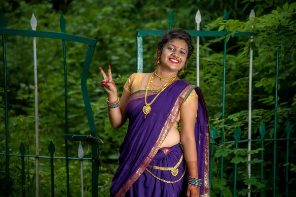 Hermosa Joven India Tradicional Saree Posando Aire Libre — Foto de Stock