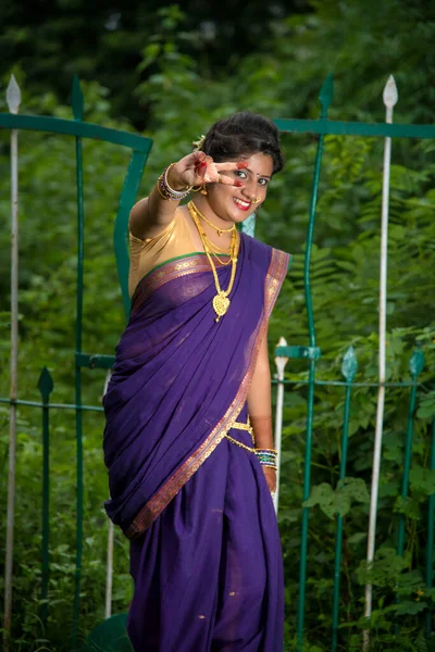 Красива Індійська Дівчина Традиційному Сарі — стокове фото