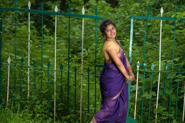 美しいですインドの若いです女の子で伝統的なセーフポーズ屋外 — ストック写真
