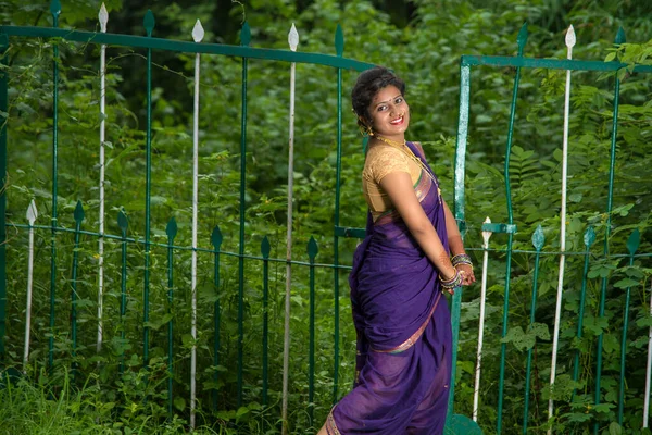 Hermosa Joven India Tradicional Saree Posando Aire Libre —  Fotos de Stock