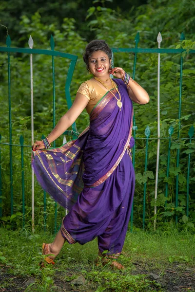 Menina Indiana Bonita Saree Tradicional Posando Livre — Fotografia de Stock