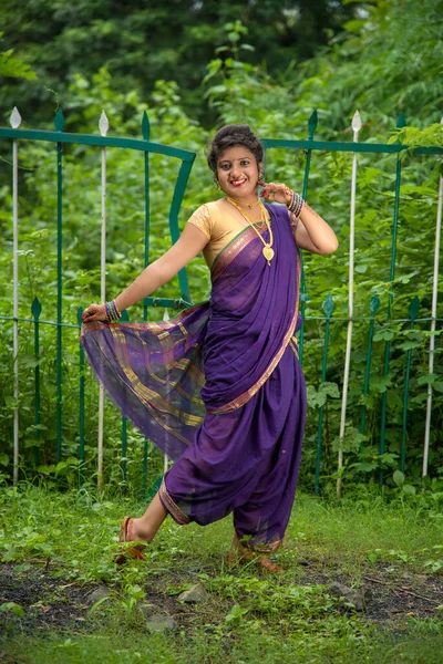 Belle Jeune Fille Indienne Saree Traditionnelle Posant Plein Air — Photo