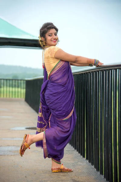 Menina Indiana Bonita Saree Tradicional Posando Livre — Fotografia de Stock