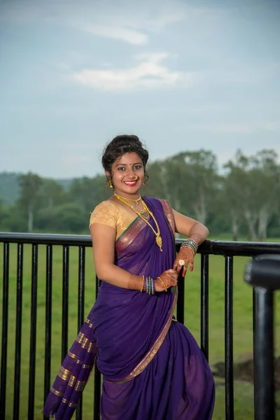 Belle Jeune Fille Indienne Saree Traditionnelle Posant Plein Air — Photo