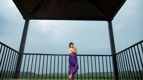 Geleneksel Saree Deki Güzel Hintli Genç Kız Dışarıda Poz Veriyor — Stok fotoğraf