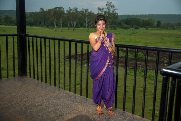 Hermosa Joven India Tradicional Saree Posando Aire Libre — Foto de Stock