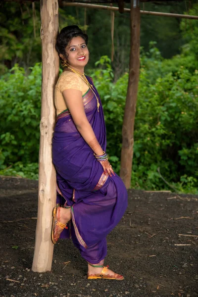 Krásná Indická Mladá Dívka Tradiční Saree Pózování Venku — Stock fotografie