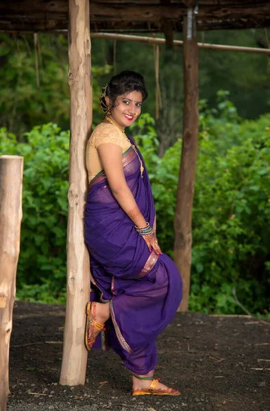 Красива Індійська Дівчина Традиційному Сарі — стокове фото
