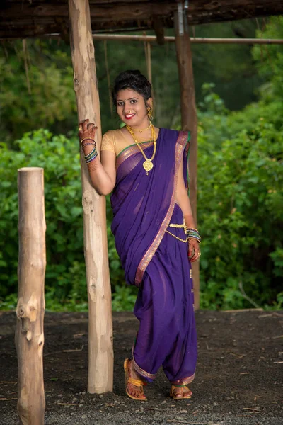 Schöne Indische Junge Mädchen Traditionellen Saree Posiert Freien — Stockfoto