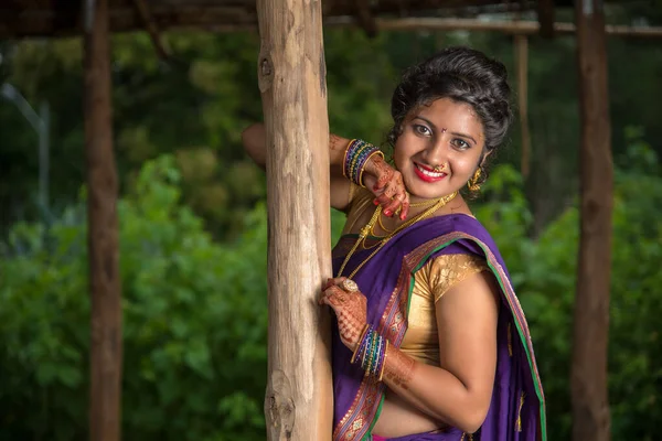 Mooi Indiaas Jong Meisje Traditionele Saree Poseren Buiten — Stockfoto