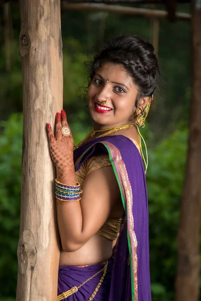 Belle Jeune Fille Indienne Saree Traditionnelle Posant Plein Air — Photo