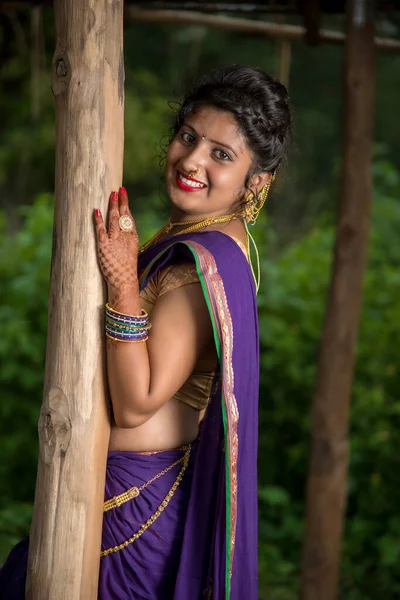 Hermosa Joven India Tradicional Saree Posando Aire Libre —  Fotos de Stock