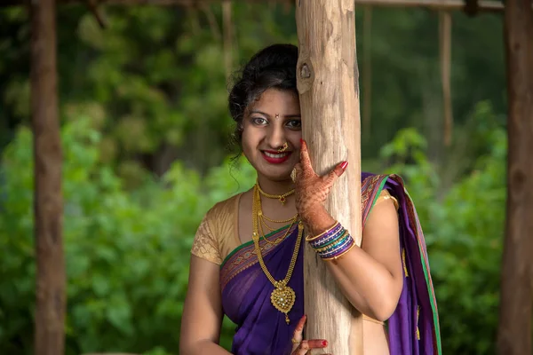 Gyönyörű Indiai Fiatal Lány Hagyományos Száriban Pózol Szabadban — Stock Fotó