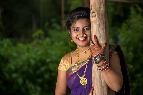 Hermosa Joven India Tradicional Saree Posando Aire Libre —  Fotos de Stock