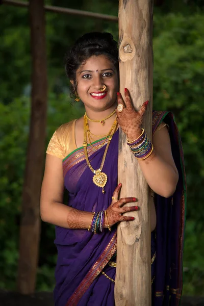 Schöne Indische Junge Mädchen Traditionellen Saree Posiert Freien — Stockfoto