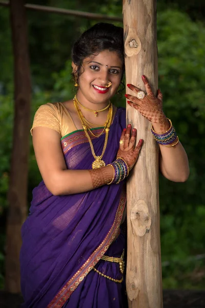 Mooi Indiaas Jong Meisje Traditionele Saree Poseren Buiten — Stockfoto