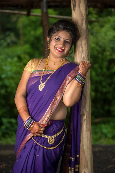 Piękny Indyjski Młoda Dziewczyna Tradycyjnym Saree Pozowanie Świeżym Powietrzu — Zdjęcie stockowe