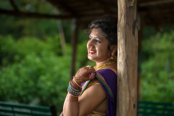 Hermosa Joven India Tradicional Saree Posando Aire Libre — Foto de Stock