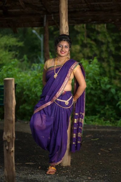 Όμορφη Ινδική Νεαρή Κοπέλα Παραδοσιακό Σάρι Ποζάρουν Εξωτερικούς Χώρους — Φωτογραφία Αρχείου