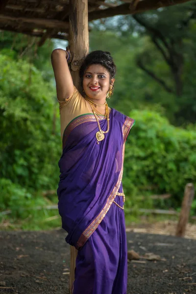 Schöne Indische Junge Mädchen Traditionellen Saree Posiert Freien — Stockfoto