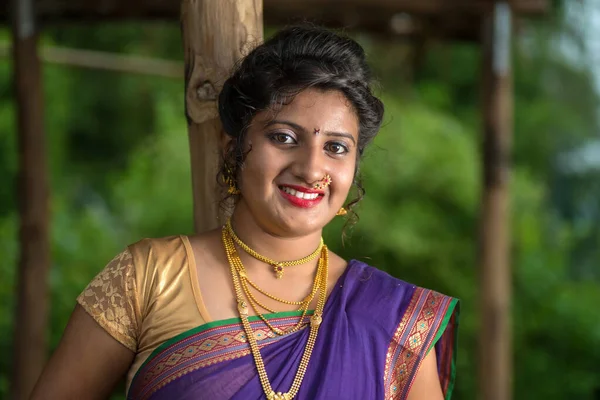 Mooi Indiaas Jong Meisje Traditionele Saree Poseren Buiten — Stockfoto