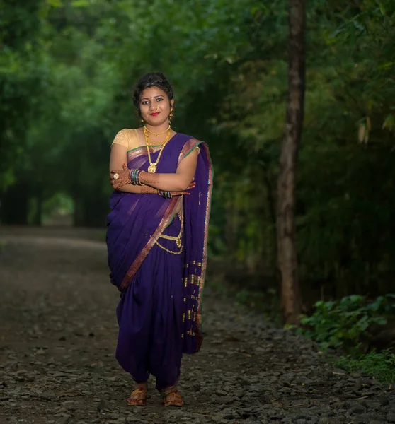 Indiana Tradicional Bela Menina Bonita Saree Posando Livre — Fotografia de Stock