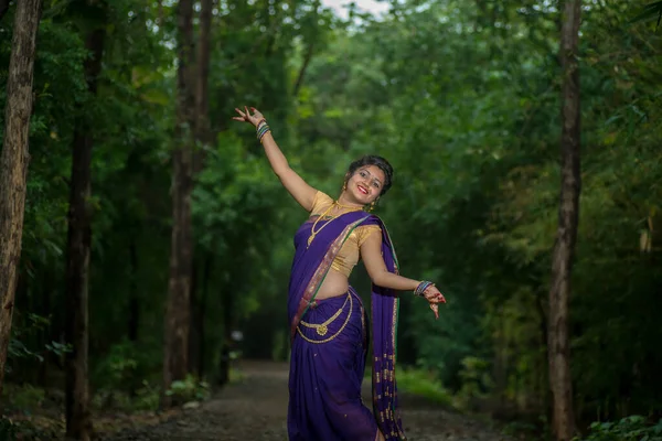 India Tradicional Hermosa Chica Joven Saree Posando Aire Libre — Foto de Stock