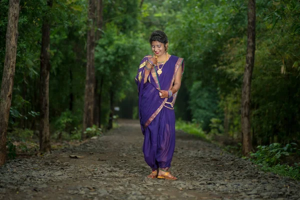 India Tradicional Hermosa Chica Joven Saree Posando Aire Libre — Foto de Stock