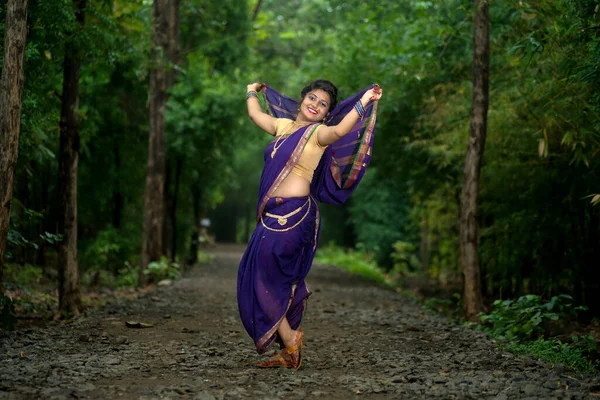 Ινδική Παραδοσιακά Όμορφη Νεαρή Κοπέλα Σάρι Ποζάρουν Εξωτερικούς Χώρους — Φωτογραφία Αρχείου