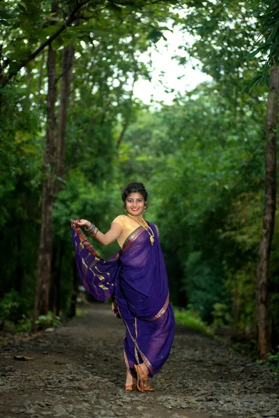 Indian Traditional Beautiful Young Girl Saree Posing Outdoors — Stock Photo, Image