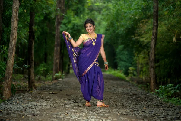 Indiana Tradicional Bela Menina Bonita Saree Posando Livre — Fotografia de Stock