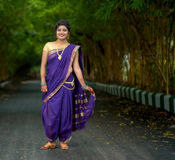 Indiai Hagyományos Gyönyörű Fiatal Lány Szári Pózol Szabadban — Stock Fotó