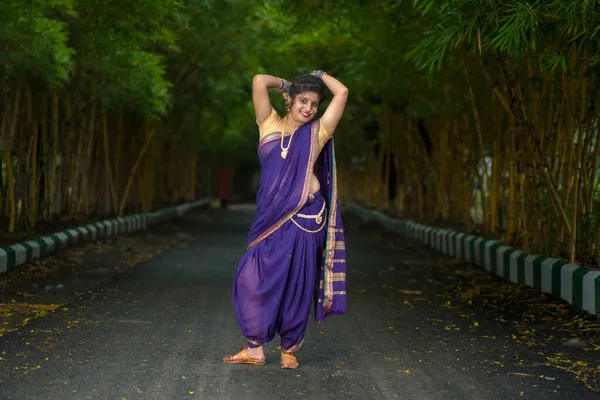 Indiaas Traditioneel Mooi Jong Meisje Saree Poseren Buiten — Stockfoto