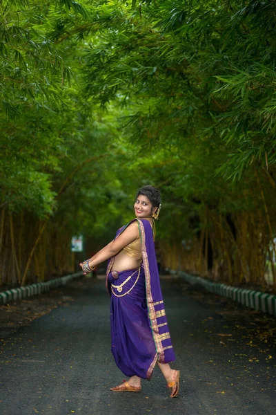 Indien Traditionnel Belle Jeune Fille Dans Saree Posant Extérieur — Photo