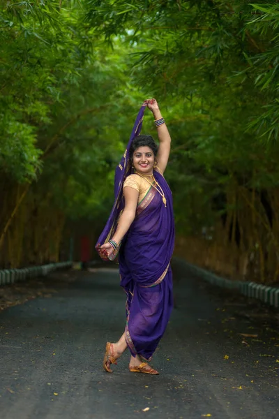 Indiana Tradicional Bela Menina Bonita Saree Posando Livre — Fotografia de Stock