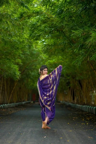 Indien Traditionnel Belle Jeune Fille Dans Saree Posant Extérieur — Photo