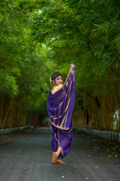 Традиционная Индийская Девушка Сари Позирующая Улице — стоковое фото