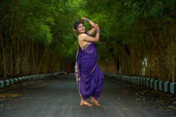 India Tradicional Hermosa Chica Joven Saree Posando Aire Libre —  Fotos de Stock