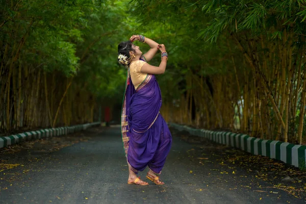 Indický Tradiční Krásná Mladá Dívka Saree Pózování Venku — Stock fotografie