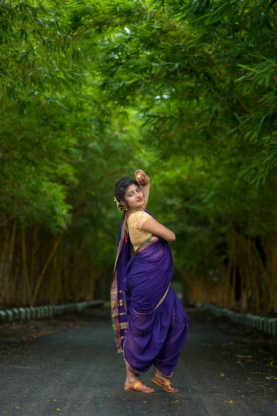 Indiana Tradicional Bela Menina Bonita Saree Posando Livre — Fotografia de Stock