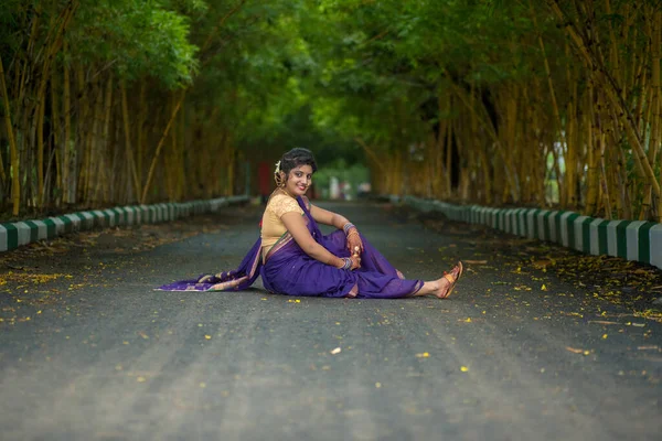 Indian Traditional Beautiful Young Girl Saree Posing Outdoors — Stock Photo, Image