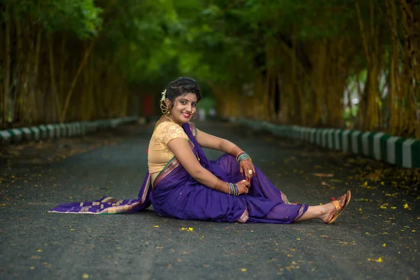India Tradicional Hermosa Chica Joven Saree Posando Aire Libre —  Fotos de Stock