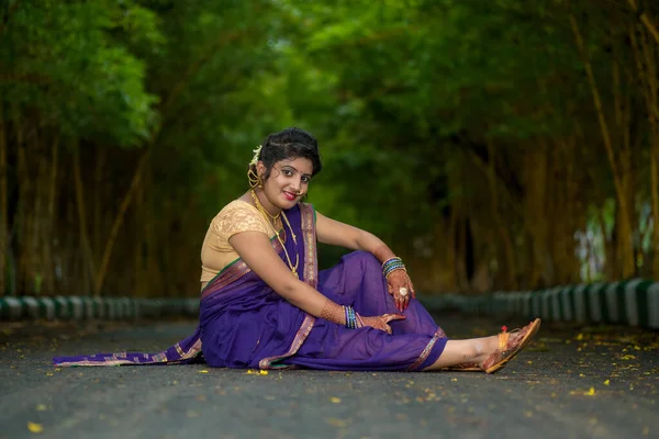 Hint Geleneklerine Göre Sari Giymiş Güzel Bir Kız Dışarıda Poz — Stok fotoğraf