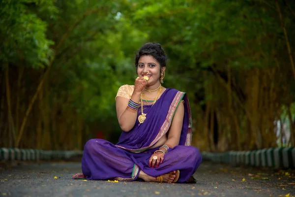 Indiana Tradicional Bela Menina Bonita Saree Posando Livre — Fotografia de Stock