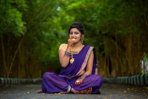 Indiana Tradicional Bela Menina Bonita Saree Posando Livre — Fotografia de Stock