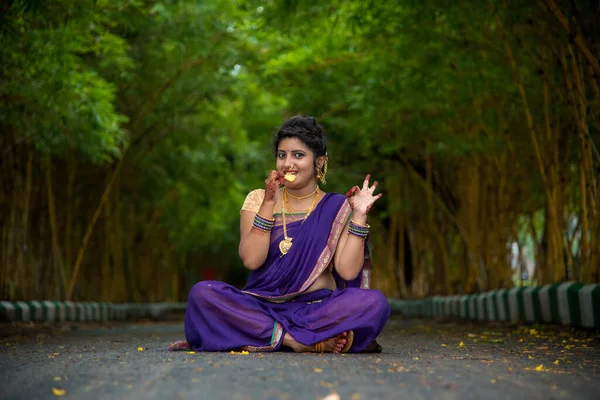 Indian Traditional Vacker Ung Flicka Saré Poserar Utomhus — Stockfoto