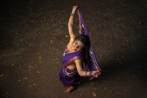 Indiana Tradicional Bela Menina Bonita Saree Posando Livre — Fotografia de Stock