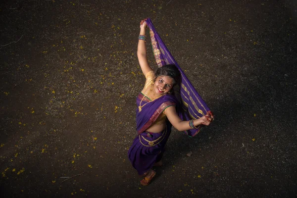 Indian Tradycyjne Piękne Młoda Dziewczyna Saree Pozowanie Świeżym Powietrzu — Zdjęcie stockowe